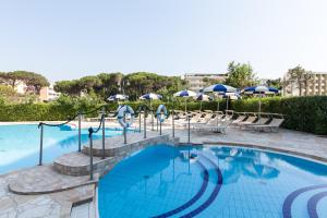 Bazén v ubytování Grand Hotel Gallia nebo v jeho okolí