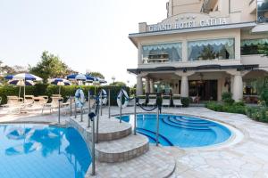 Bazén v ubytování Grand Hotel Gallia nebo v jeho okolí