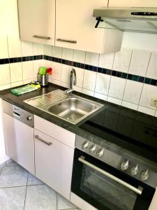 Kuchyň nebo kuchyňský kout v ubytování Ferienhaus Till & Lotte