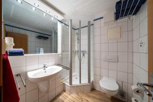 Ένα μπάνιο στο Haus Sonnenschein Göhren +42 φωτογραφίες