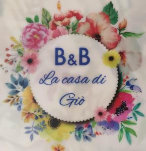 a wedding cake with flowers on it at B&B La Casa Di Giò in Lanciano