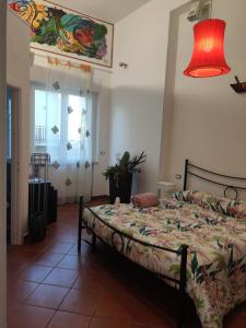 um quarto com uma cama e um candeeiro vermelho em B&B La Casa Di Giò em Lanciano