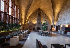 a large room with tables and chairs in a building at Parador de Ja&eacute;n in Ja&eacute;n