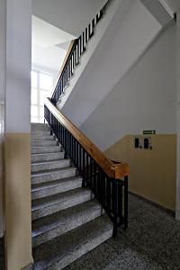 ミエンジズドロイェにあるBłękitny by Baltic Homeの木製の手すり付きの建物内の階段
