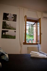 um quarto com uma cama, uma janela e toalhas em Vista Cupola House em Roma