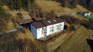 eine Luftansicht eines Hauses auf einem Hügel in der Unterkunft Ferienwohnung Vazerol in Brienz