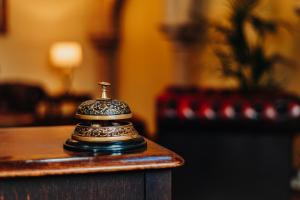 teléfono sentado sobre una mesa de madera en The Old Palace Lodge en Lincoln