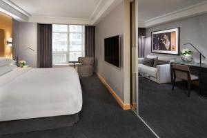een hotelkamer met een groot bed en een woonkamer bij SoHo Hotel Toronto in Toronto