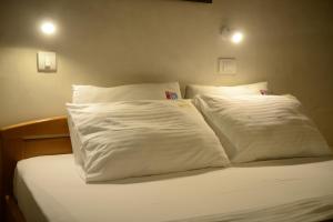 Una cama o camas en una habitación de Hotel Sunce