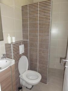 Koupelna v ubytování Apartmani Lara + 37 fotografií