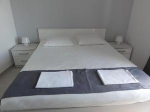 Postel nebo postele na pokoji v ubytování Apartmani Lara