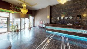 un restaurante con piscina en el vestíbulo en Green Prusa Hotel, en Bursa