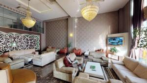 un hombre sentado en una sala de estar con muebles en Green Prusa Hotel, en Bursa
