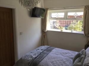 Postel nebo postele na pokoji v ubytování Grooms cottage