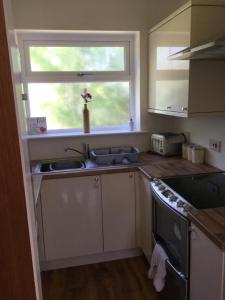 Kuchyň nebo kuchyňský kout v ubytování Grooms cottage