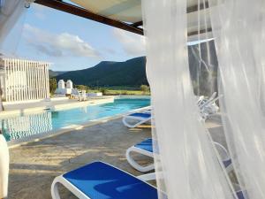 Bazén v ubytování Sa Corti De Sa Perda Piscinas nebo v jeho okolí