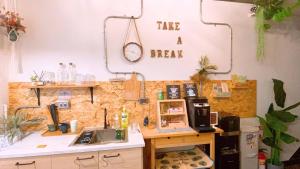 台南的住宿－Funky Song 放輕鬆，厨房配有带水槽和时钟的柜台