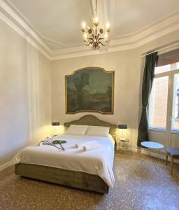 波隆那的住宿－Residenza del Duse，卧室配有一张床,墙上挂有绘画作品