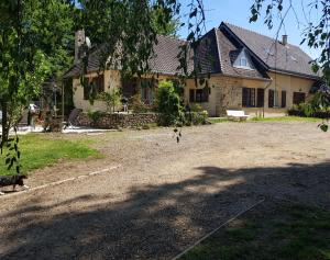 ein Haus mit einem Hund, der davor läuft in der Unterkunft Au coeur de nos campagnes in Lachapelle-Saint-Pierre