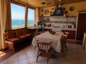 シャッカにあるCasa vacanze Sciaccaのキッチン、リビングルーム(テーブル、ソファ付)
