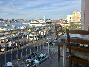 einen Balkon mit Blick auf einen Parkplatz mit Autos in der Unterkunft Agenzia Isotur GINESTRA in Ponza