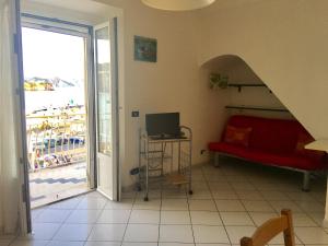 Zimmer mit einem Bett und einem Schreibtisch mit einem Computer in der Unterkunft Agenzia Isotur GINESTRA in Ponza
