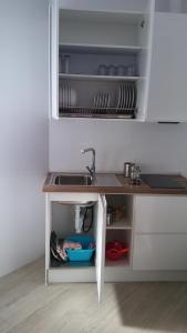 blat kuchenny ze zlewem i zlewem w obiekcie Apartamentos La Encarnación III w mieście Los Alcázares +37 zdjęć