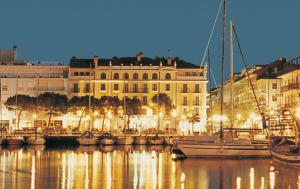 eine Gruppe von Booten, die nachts in einem Yachthafen angedockt sind in der Unterkunft Hotel Metropole in Grado