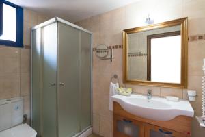 Koupelna v ubytování Hotel Porto Koufo + 37 fotografií