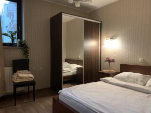 ソポトにあるPułaskiego 11A - Przestronne apartamenty, Sopot centrumのベッドと鏡が備わるホテルルーム