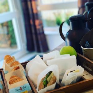 基森的住宿－吉森萊西登斯酒店，桌上的三明治和苹果等食物托盘