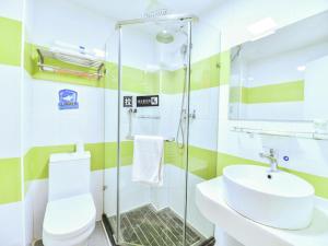 y baño con lavabo, aseo y ducha. en 7Days Inn Guilin Qixing Road en Guilin