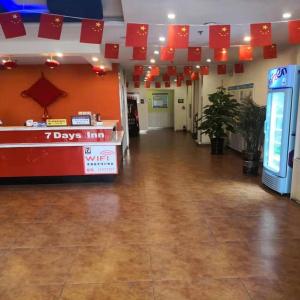 a room with a daysillin counter in a building at 7Days Inn Zhangjiakou Xuanhua Caishenmiao Street in Zhangjiakou