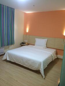 a bedroom with a large white bed in a room at 7Days Inn Zhangjiakou Xuanhua Caishenmiao Street in Zhangjiakou