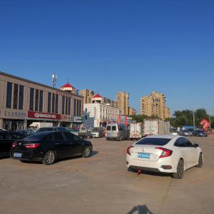 東営にある7Days Inn Guangrao Bus Terminalの市の駐車場に駐車した車2台