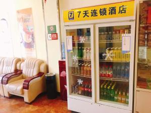 Ein Laden mit einem Kühlschrank voller Sodaflaschen in der Unterkunft 7Days Inn Lintao city Gold street in Taoyang