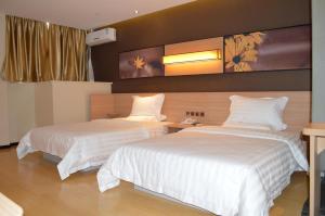 Ένα ή περισσότερα κρεβάτια σε δωμάτιο στο 7Days Inn Suzhou Luzhi Ancient town