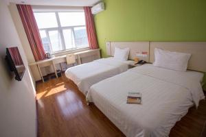 Postel nebo postele na pokoji v ubytování 7Days Inn Zhangjiakou Ming De North Road