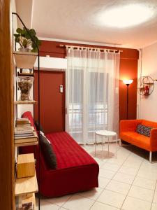 een slaapkamer met een bed en een bank in een kamer bij The Student's Home in Kavala