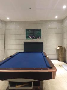 a pool table in a room with a wall at 7Days Inn Yongzhou Lengshuitan Shun De mol of BBK Plaza in Yongzhou