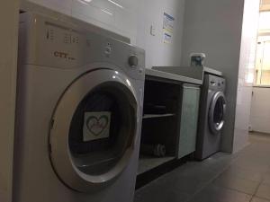 uma máquina de lavar roupa com um autocolante na parte da frente em 7Days Inn Yongzhou Lengshuitan Shun De mol of BBK Plaza em Yongzhou