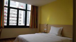7Days Inn Huainan pedestrian street tesisinde bir odada yatak veya yataklar