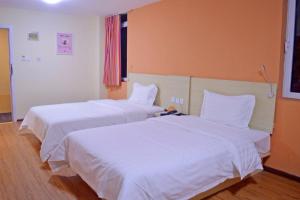 Giường trong phòng chung tại 7Days Inn Shijiazhuang Friendship Avenue Jianguo Road