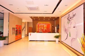 lobby sklepu z kobietą na ścianie w obiekcie 7Days Premium Ji`nan Luokou Clothing City Wuying Hill North Road w mieście Jinan