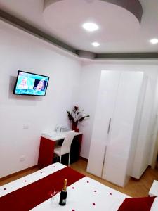 A television and/or entertainment centre at Affittacamere ELVI