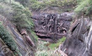 eine Felsformation mit Statuen an der Seite einer Klippe in der Unterkunft 7Days Inn Shaoguan Lechang Darunfa in Shaoguan