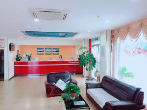 een wachtkamer met twee banken en een apotheek bij 7Days Inn Hanzhong Tianhan Avenue South Station in Hanzhong