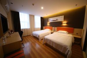 Postel nebo postele na pokoji v ubytování 7 Days Premium Dezhou Pingyuan Xinhua Road
