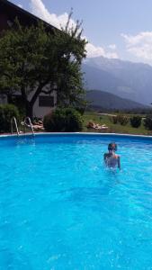 Bazén v ubytovaní Landhotel Jäger TOP alebo v jeho blízkosti