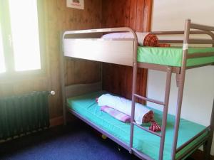 two bunk beds in a room with a window at Le Chamoniard Volant in Chamonix